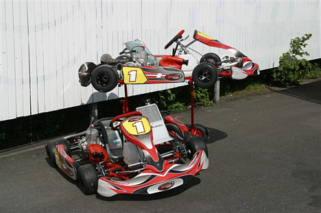 Det bliver en DINO Kart som denne, at Dennis Lind skal køre på Roskilde Racing Center.